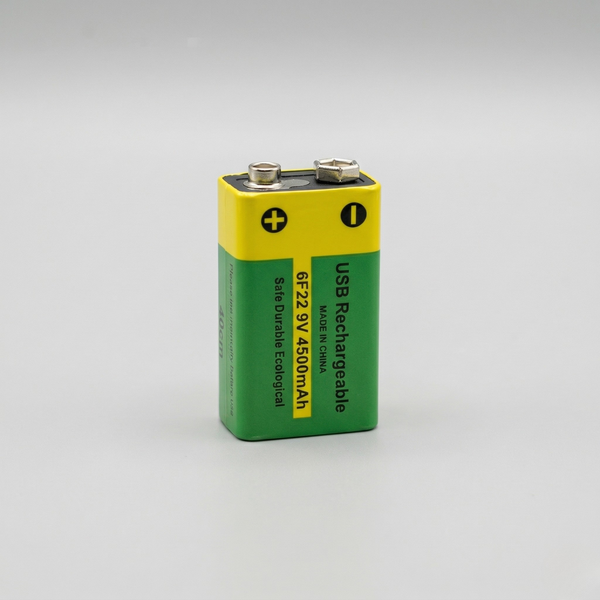 Акумуляторна батарея Крона 9V Li-ion зеленого кольору з роз'ємом Type-C для зарядки на світлому фоні
