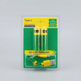 Комплект з двох пальчикових акумуляторів AA Li-ion 1.5V зеленого кольору в блістерній упаковці з кабелем Type-C для зарядки.