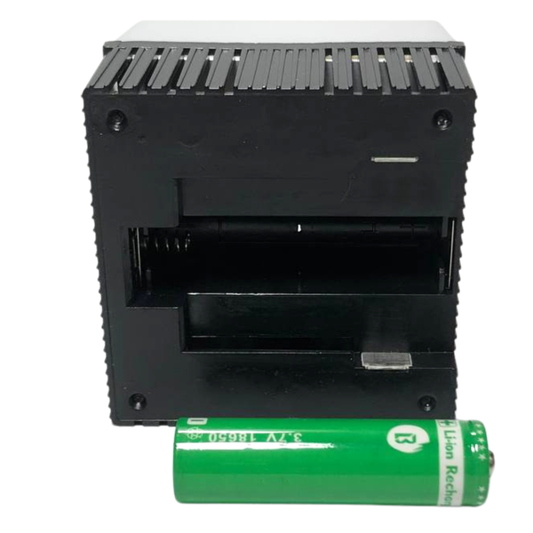 Відсік для акумулятора 18650 в LED лампі UXI BL-601