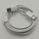 Адаптер живлення 35W з портом USB-C. Крупний план білого плетеного кабелю USB-C to USB-C