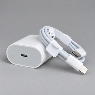 Білий зарядний адаптер 20W USB-C з кабелем USB-C to Lightning, USB-C порт мережевого зарядного адаптера 20W