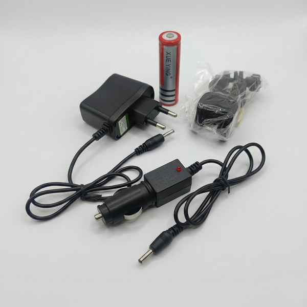 Комплектація ліхтаря Brillante Torcia: акумулятор 18650, блок живлення 220V, автомобільний зарядний пристрій та адаптер для батарейок AAA.