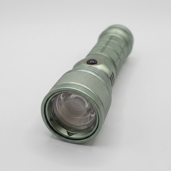 Макрофото головної частини ліхтаря Brillante Torcia LED, демонстрація потужної опуклої скляної лінзи для системи Zoom.