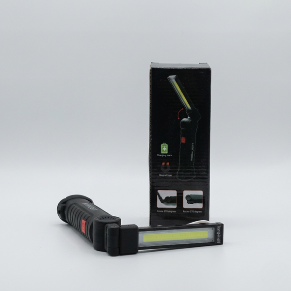 Багатофункціональний ліхтар Worklight W-52 у горизонтальному положенні поруч із пакуванням, що демонструє можливість нахилу COB-панелі.
