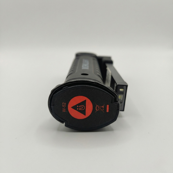 Вигляд знизу на магнітну основу ліхтаря Worklight W-52 з червоним логотипом магніту та маркуванням моделі.