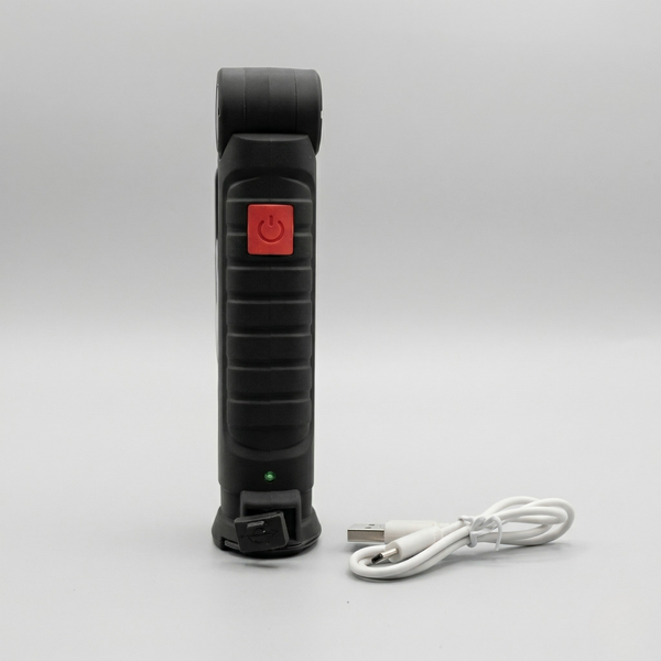 Акумуляторний ліхтар Worklight W-52 з активованим зеленим індикатором заряду, портом Micro-USB та комплектним кабелем живлення.