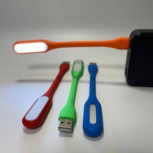 USB LED-лампа з гнучкою ніжкою, підключена до павербанка &mdash; приклад використання
